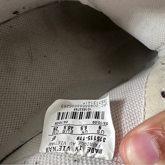 Size 9 NIKE AIR in White & Silver - Picture 12 of 12